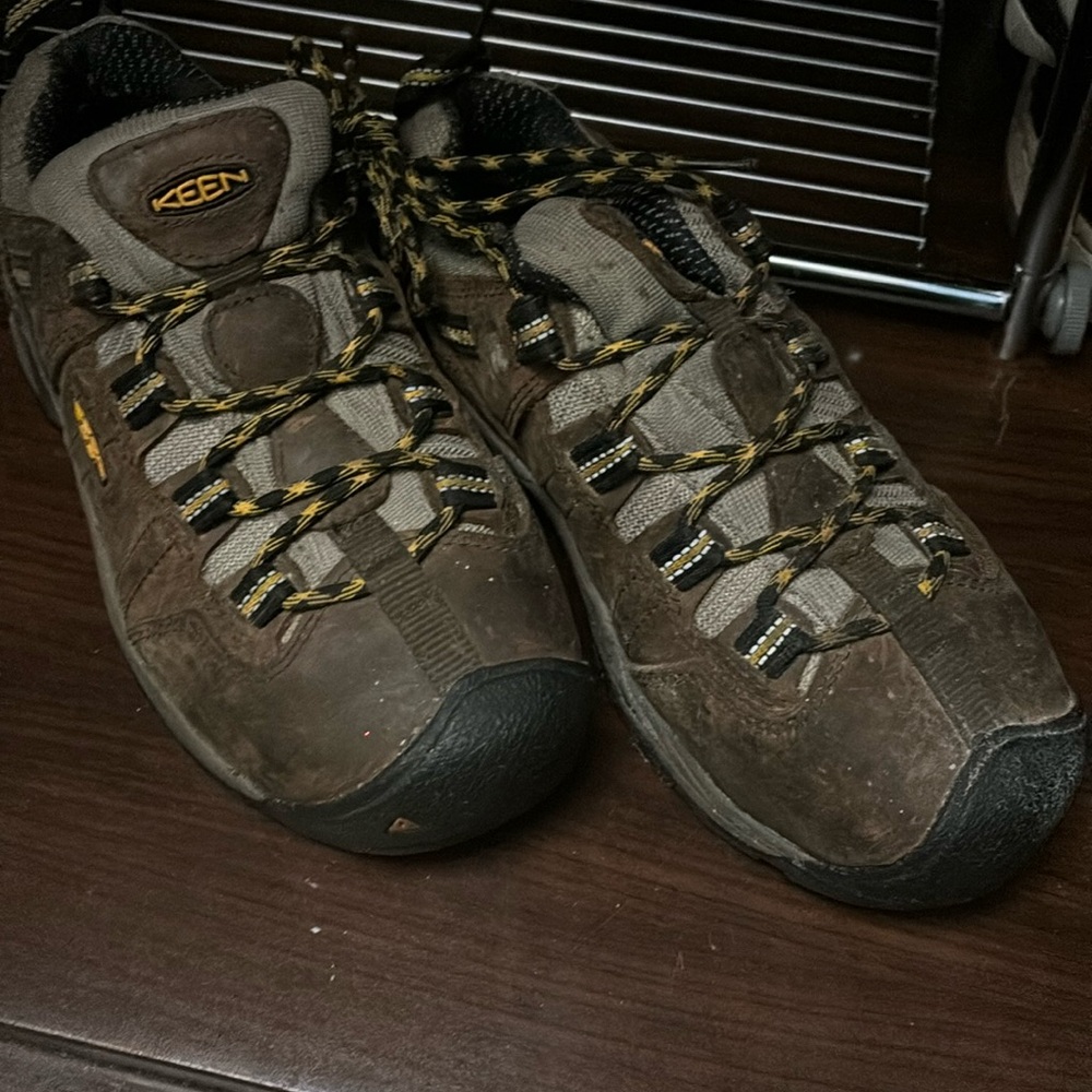 Steel toe work shoes